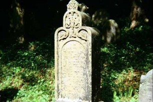 jüdischer Friedhof, einzelner Grabstein mit hebräischer Inschrift und Ornamenten im Oberteil