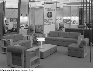 Sitzgruppe : Ausstellungskoje mit Sitzgruppe (1975; Polstermöbelkombinat Oelsa-Rabenau (PMK))