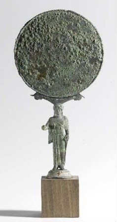 Standspiegel mit Stützfigur in Gestalt eines Mädchens im Chiton: Aphrodite mit Taube in der Rechten