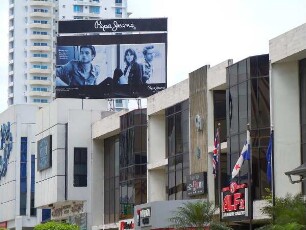 Panama-City - Großflächenwerbung : Geschäftsstraße mit Großflächen-Werbung. Aufgenommen am 14. September in Panama-City