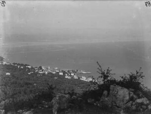 Stadt am Meer : Blick von einem Aussichtspunkt nach Dalmatien.
