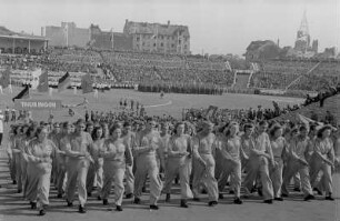 Sportlerparade im Walter-Ulbricht-Stadion : Sportler-Delegation aus Thüringen im Paradezug beim Ausmarsch aus dem Stadion