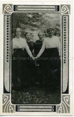 Gruppe von vier jungen Mädchen