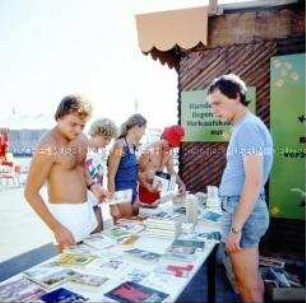 FDJ-Studentensommer: Bücherbasar im Zeltlager "Frieden"