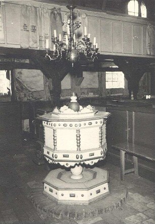 Kirche in Bluno, Innenraum : Bauwesen - Kirchen. Ort: Bluń / Bluno. Taufstein in der Kirche zu Bluno.