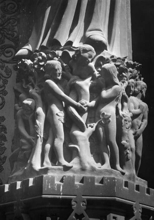 Der Sündenfall (1210-1220). Paris, Kathedrale Notre-Dame, Westfassade, Sockel : Der Sündenfall