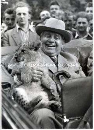 Wilhelm Pieck mit Löwenbaby bei der Eröffnung des Tierparks Friedrichsfelde