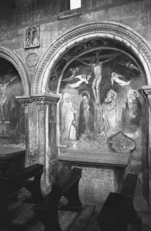 Der Gekreuzigte zwischen Maria und Johannes, links der heilige Ambrosius, rechts der heilige Antonius