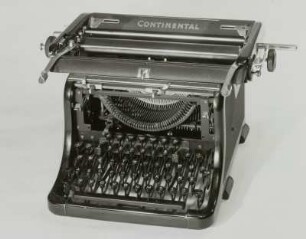 Typenhebelschreibmaschine "Continental". Vorderanschlag (sofort sichtbare Schrift), Universaltastatur, Farbband. Schrägansicht von vorn