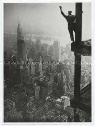 Bauarbeiter auf einem Baugerüst hoch über New York
