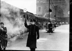 Berlin: Anhalter Bahnhof, abfahrtbereite Züge