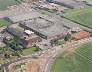 British American Tobacco (BAT): Luftbild des Gewerbegebietes am Beimoorweg: im Vordergrund Beimoorweg, im Hintergrund Tiefdruckerei der Axel Springer AG