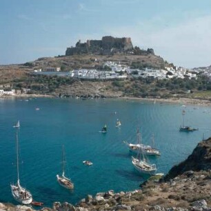 Lindos (Rhodos). Johanniter-Kastron, Blick über die Badebucht auf Ort und Johanniter-Kastron