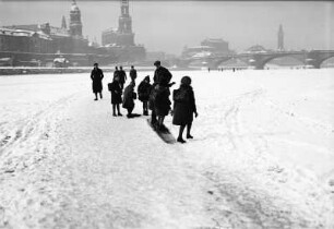 Dresden, Zugefrorene Elbe : Dresden. Zugefrorene Elbe im Winter 1928/1929 zwischen der Carolabrücke und der Augustusbrücke
