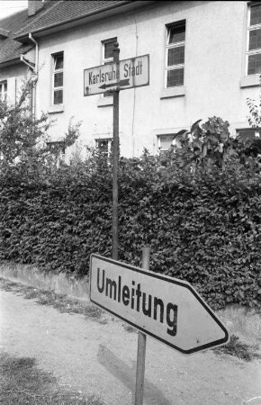Umleitungshinweis für Autofahrer an der Einfahrt zur Dobelstraße beim Ostendorfplatz im Zusammenhang mit der Verbreiterung der Herrenalber Straße.