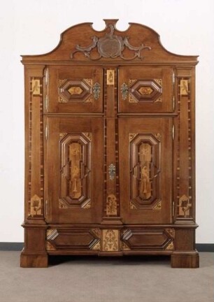 Kleider- und Wäscheschrank aus der Winser Elbmarsch