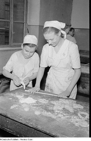 Lehrlinge der Konsum-Bäckerei-Lehrwerkstatt "Ernst Thälmann" beim Teigrollen, unter ihnen Werner Trescher (links)