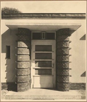 Gemeindehaus der St.Laurentius-Kirchengemeinde, Am Generalshof, Berlin-Köpenick. Kindergarten: Aussenaufnahme Hoffassade Eingangstür