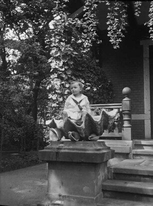 Friederike Apel : Dresden, Regerstraße 22. Die Tochter der Fotografin auf einer Steinschale (Muschel) sitzend