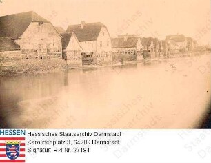 Geinsheim, 1882/83 / Hochwasserkatastrophe, hier: Dorfstraße bei Hochwasser