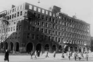 Hamburg-Altstadt. 1948 Das während des 2. Weltkrieges teilweise zerstörte Pressehaus (heute Helmut Schmidt Haus) wird wieder aufgebaut.