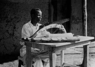 Brazzaville. Sculpteur sur ivoire