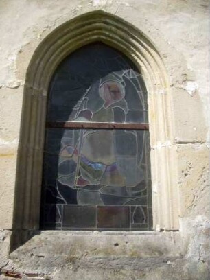Evangelische Kirche - Kirchturm von Osten-Erdgeschoss - Fenster mit abgetreppter Gewändeprofilierung (romanischer Chorturm mit Turmchor-gotisch überarbeitet)