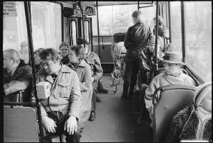 Menschen in einem Bus der Linie 78