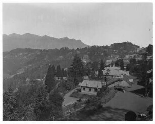 Darjeeling (Indien). Blick über die Stadt zum Kanchenjunga-Massiv