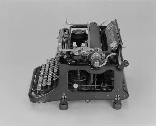 Typenhebelschreibmaschine "Continental". Vorderanschlag (sofort sichtbare Schrift), Farbband. Seitenansicht von rechts oben
