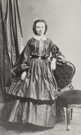 Porträt Josephine Buchey (1838-1898; Solotänzerin). Albuminabzug auf Karton (Carte-de-visite mit Atelieraufdruck verso)