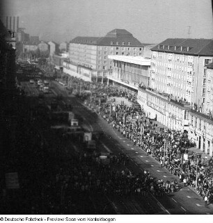 Demonstration auf der Ernst-Thälmann-Straße am 20. Jahrestag der Gründung der DDR