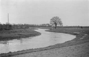 Flusslauf der Weißen Elster : Blick auf den Flusslauf der Weißen Elster im Winter. Elster von oben nach rechts, Mitte überspültes Streichwehr (Volksmund Durchbruch), nach unten heutiges Elsterflutbett. Im Hintergrund Villen der Häuserstraße