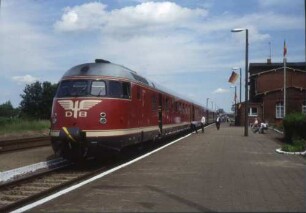 Karow Dieseltriebwagen Baureihe 608 Lokführer Ladeleitung Bahnsteig