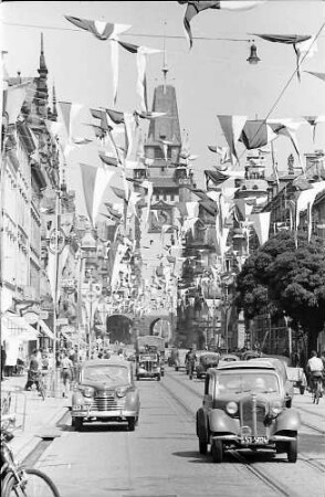 Freiburg i. Br.: Kaiser-Joseph-Straße zum Schauinslandrennen geschmückt