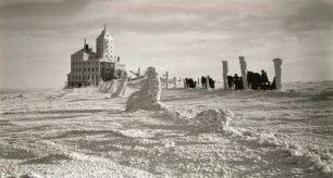 Riesengebirge. Hörnerschlitten an der Schneegrubenbaude