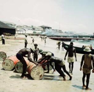 Accra. Surfboats : Accra (Ghana). Entladen der Surfboats am Strand, 1. April 1959