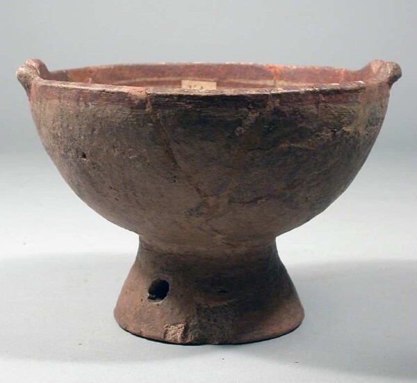 Clay bowl with stand as a rattle