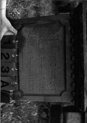 Grabstein 123 (Index: 100089472) Material: Sandstein Zustand: oberhalb der Inschrift Oberfläche abgebrochen Maße HxBxT: 146x58x26 cm: Grabstein 123A