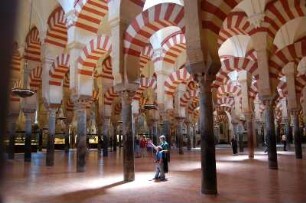 Cordoba - Innenraum der Mesquita Moschee-Kathedrale : Mezquita-Moschee aus dem 8. Jh. mit ca. 800 erhaltenen Säulen, aufgenommen in Cordoba im Mai 2007