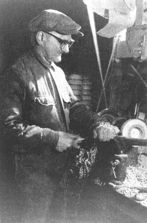 Nossen-Deutschenbora. Dorfmühle, Drechsler Johannes Matthes, aus: Meißner Heimat, Mai 1959