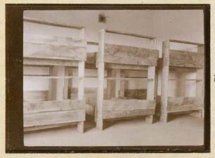 Foto eines mit Mannschaftsbetten eingerichteten Mittelraums im alten Lager