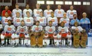Mannschaftsbild der Eishockeymannschaft Düsseldorfer EG mit den Autographen einiger Spieler