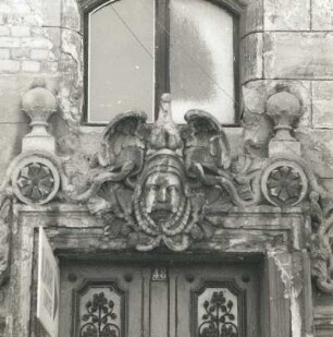 Cottbus, Thälmannplatz 48. Wohnhaus (um 1875). Türbekrönung