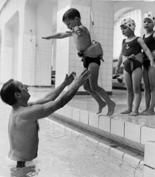 Hamburg-Stellingen. Schwimmunterricht für die Kleinsten in der Schwimmhalle Hohe Weide