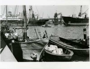 Hamburg. Betriebsamkeit im Hafen der Freien- und Hansestadt. Frachtschiffe werden entladen