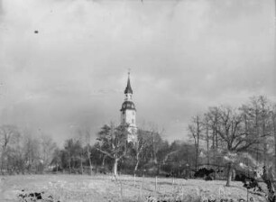Unbekannter Ort. Blick auf eine Kirche
