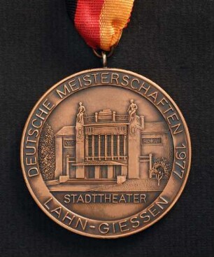 Bronzemedaille Deutsche Meisterschaften in Kurzschrift und Maschinenschreiben in Gießen 1977 am schwarz-rot-goldenen Band : Sammlung Deutscher Stenografenbund. Bronzemedaille Deutsche Meisterschaften in Kurzschrift und Maschinenschreiben in Gießen 1977 am schwarz-rot-goldenen Band. Messing, bronziert; Durchmesser 50 mm, Gewicht 50 g (1977; Deschler & Sohn, München). Dresden: SLUB R c 0526