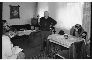 Forschungsgruppe in einem Wohnzimmer