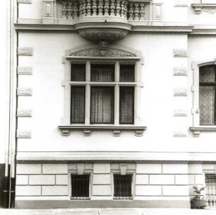Cottbus. Wohnhaus (Sparksse), Bahnhofstraße 20. 1896. Fenster und Balkonbrüstung des Seitenrisalites